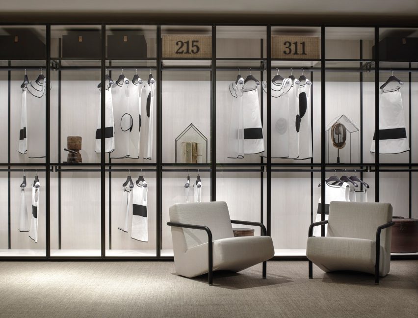 Walk-in wardrobe with a storage system by Piero Lissoni for Porro