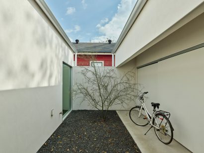 Courtyard by Mary English and Xavier Vendrell Architects