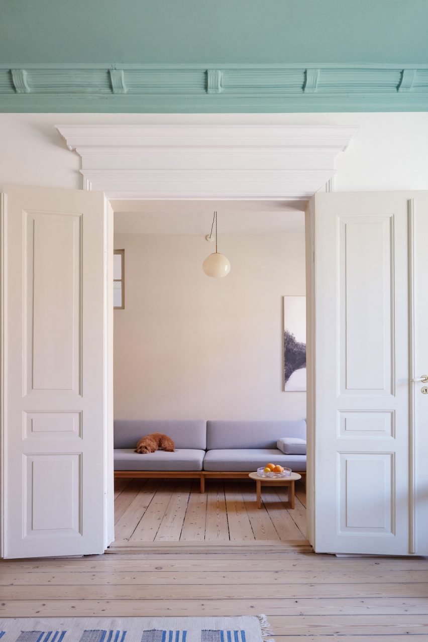 Lilac sofa in Scandi-style interior
