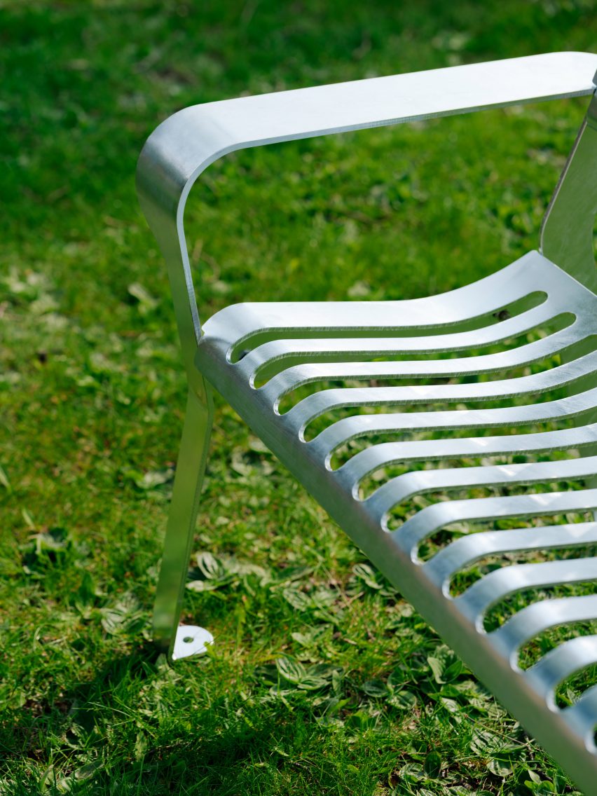 Photo of the Tellus bench armrest and seat in detail