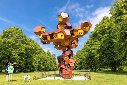 Photo of a large Cloud Cities sculpture by Tomás Saraceno in the grounds of Hyde Park on a sunny day