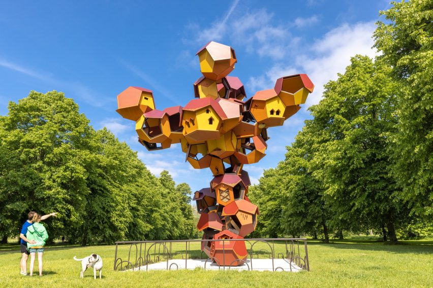 Photo of a large Cloud Cities sculpture by Tomás Saraceno in the grounds of Hyde Park on a sunny day