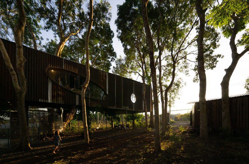 Tree House by the Lake by H.2 Workshop