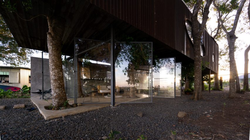 Tree House by the Lake by H.2 Workshop
