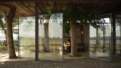 Pivoting glass facade