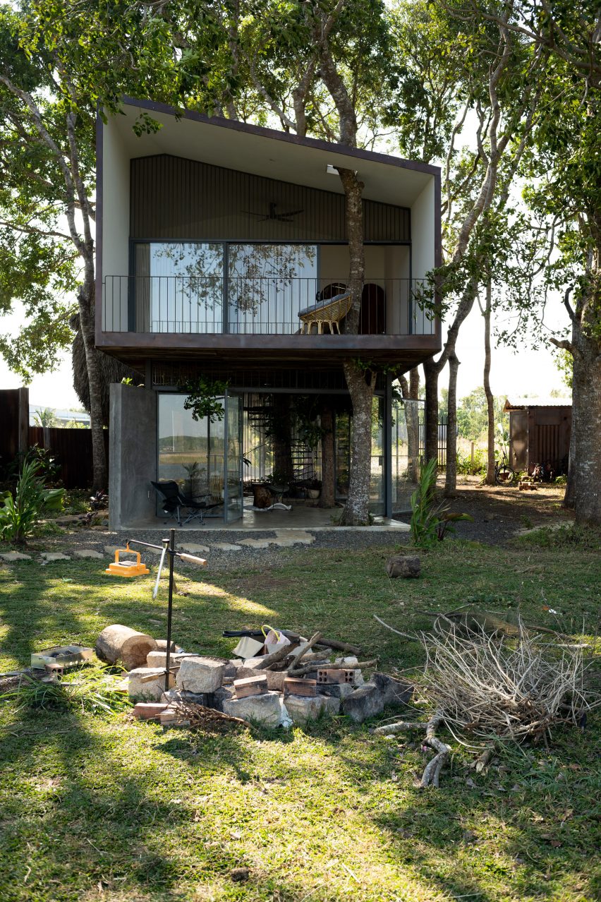 Tree House by the Lake by H.2 Workshop