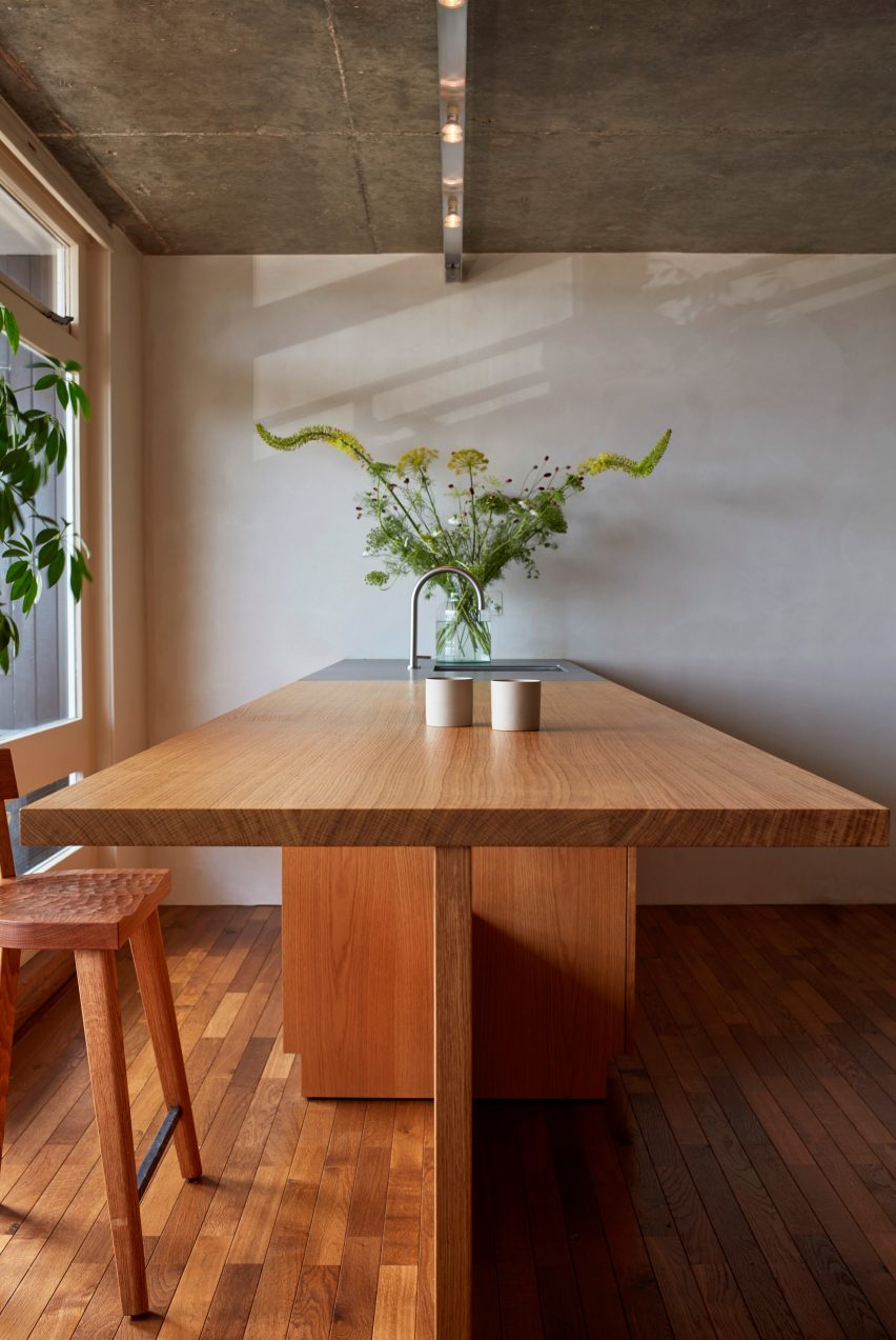 Trellick Tower flat in London features concrete and oak interior