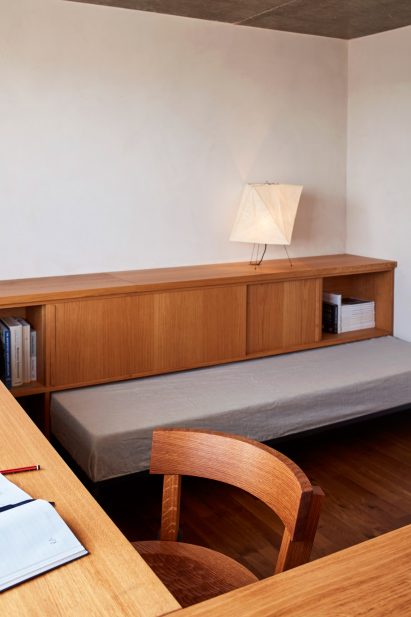 Trellick Tower flat in London features concrete and oak interior