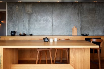 Trellick Tower flat in London features concrete and oak interior