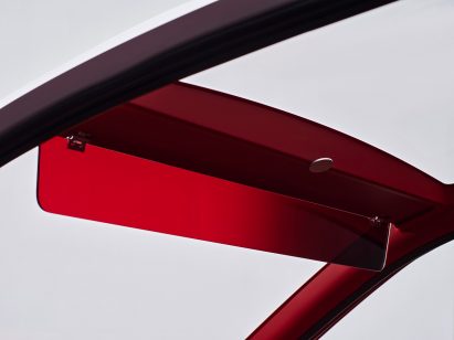 Red sun visor in Twingo by Sabine Marcelis
