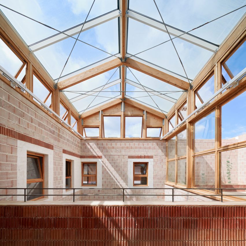 24 public dwellings in Platja d'en Bossa by 08014 Arquitectura