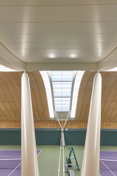 Columns supporting curved roof