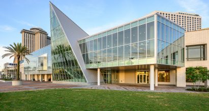 Aquarium and insectarium with glass facade