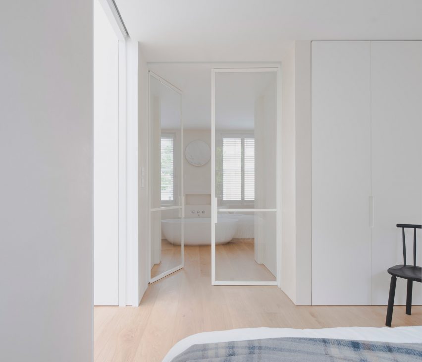 Chelsea Mews House in London by Bindloss Dawes