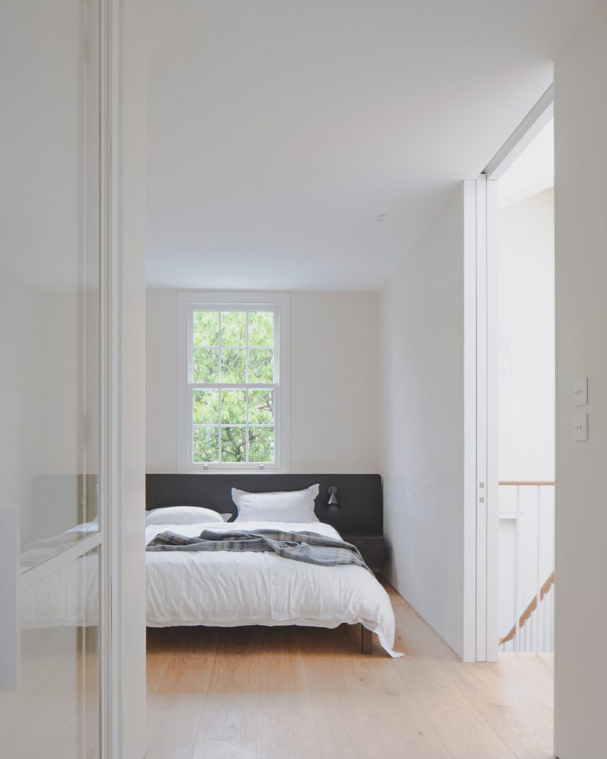 Chelsea Mews House in London by Bindloss Dawes