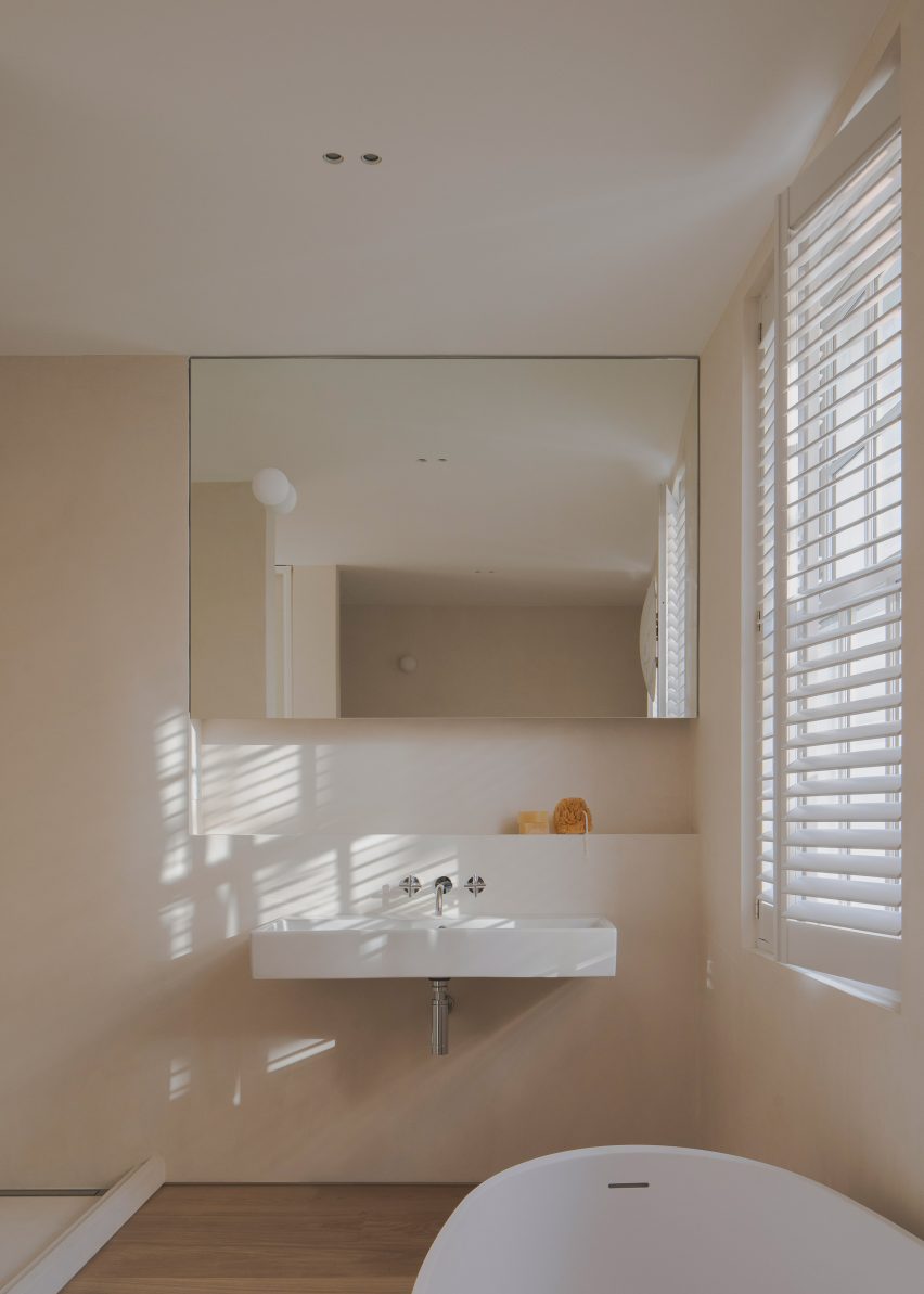 Chelsea Mews House in London by Bindloss Dawes