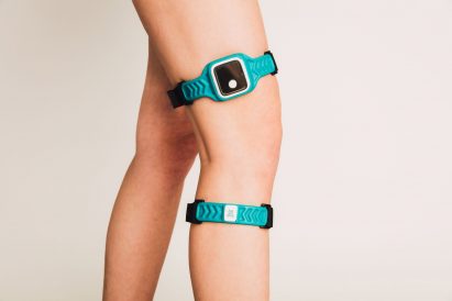 Physiotherapy feedback receiving device wrapped around a leg