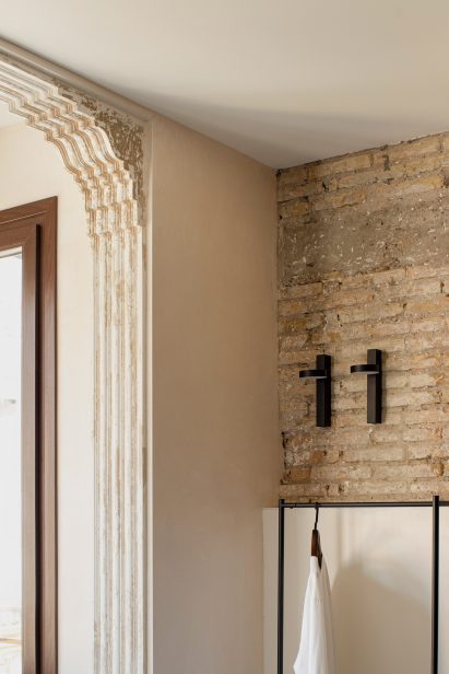 Mouldings inside house in Valencia by Viruta Lab