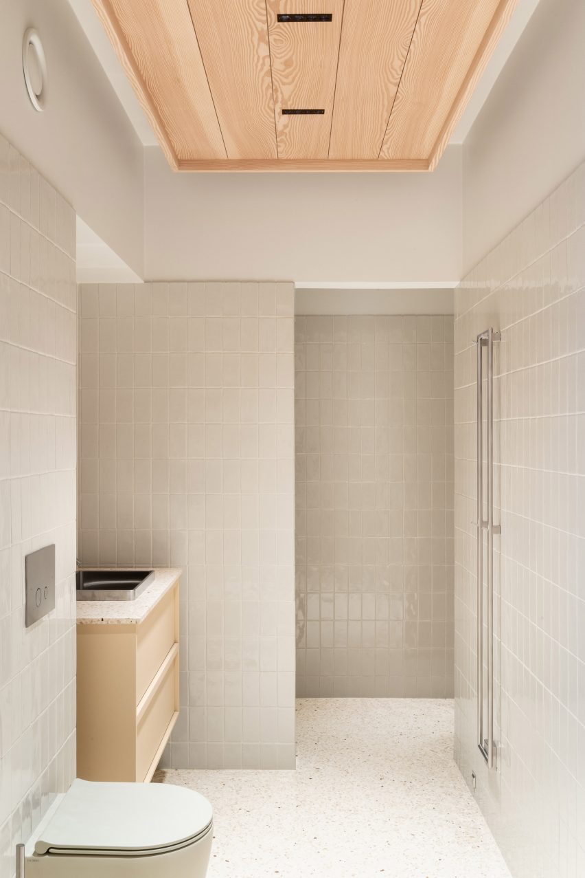 Bathroom interior of Cloudy Outlines apartment by Note Design Studio