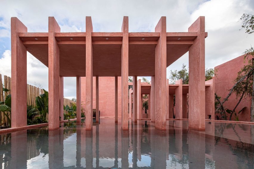 Red housing by Coyote Arquitectura