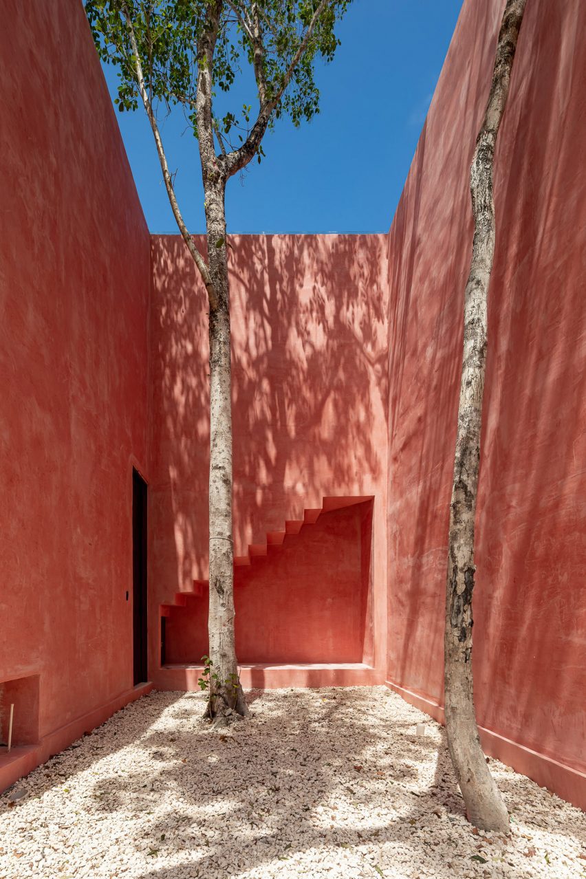 Red housing by Coyote Arquitectura