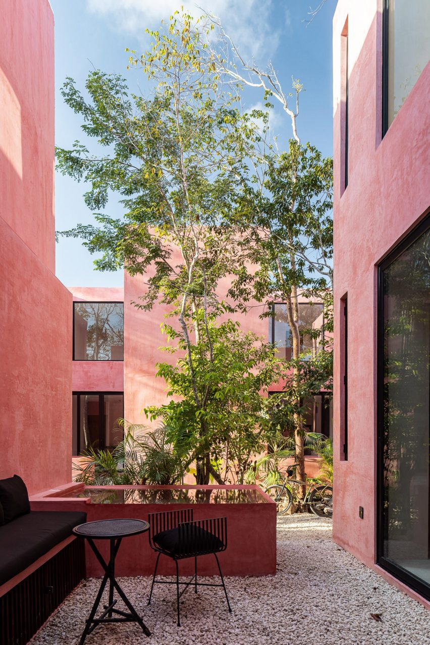 Red housing by Coyote Arquitectura