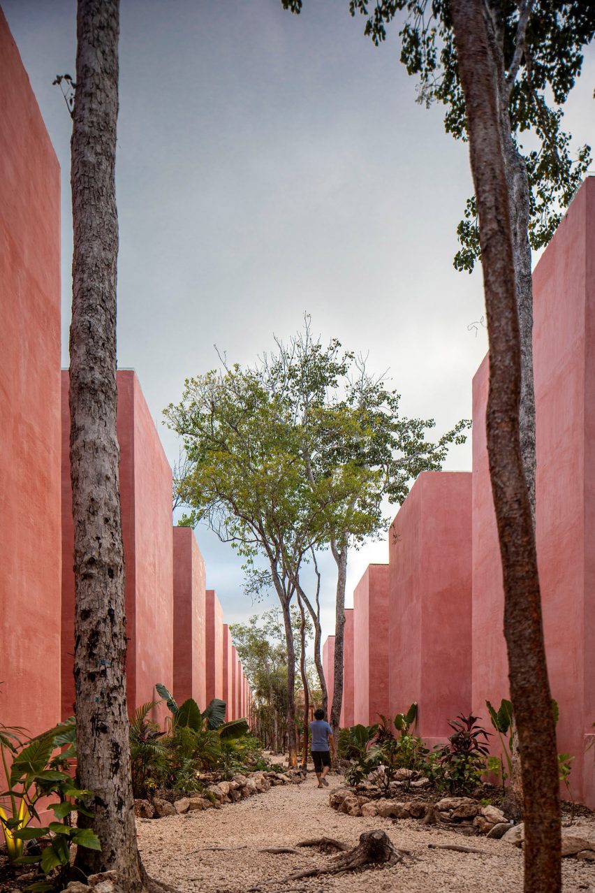 Red housing by Coyote Arquitectura