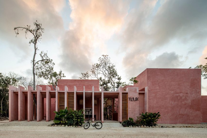 Red housing by Coyote Arquitectura