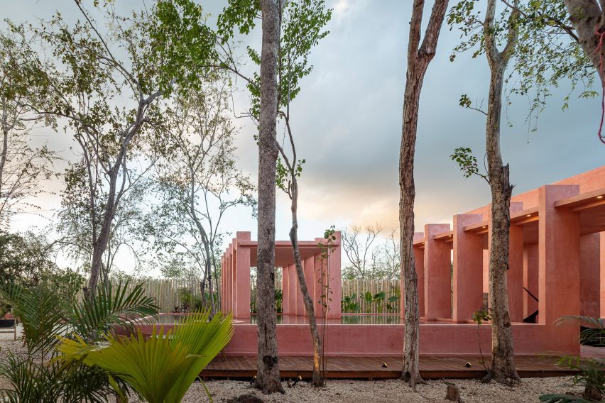 Red housing by Coyote Arquitectura