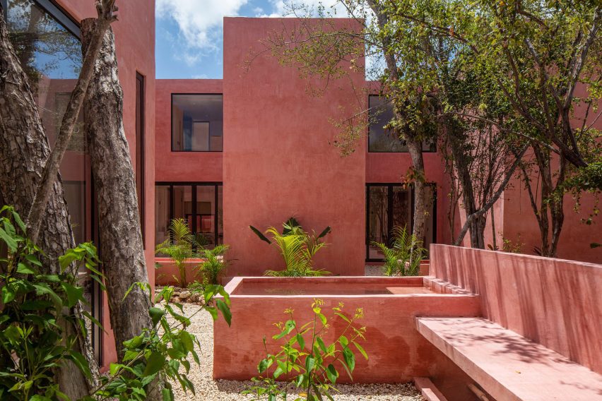 Red housing by Coyote Arquitectura