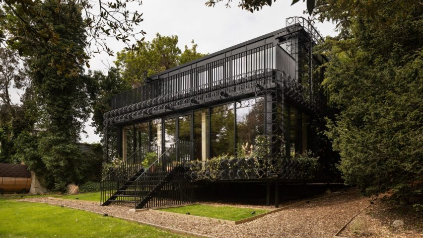 A "gorgeous" screen-wrapped house in Kent features in this week's Dezeen Debate