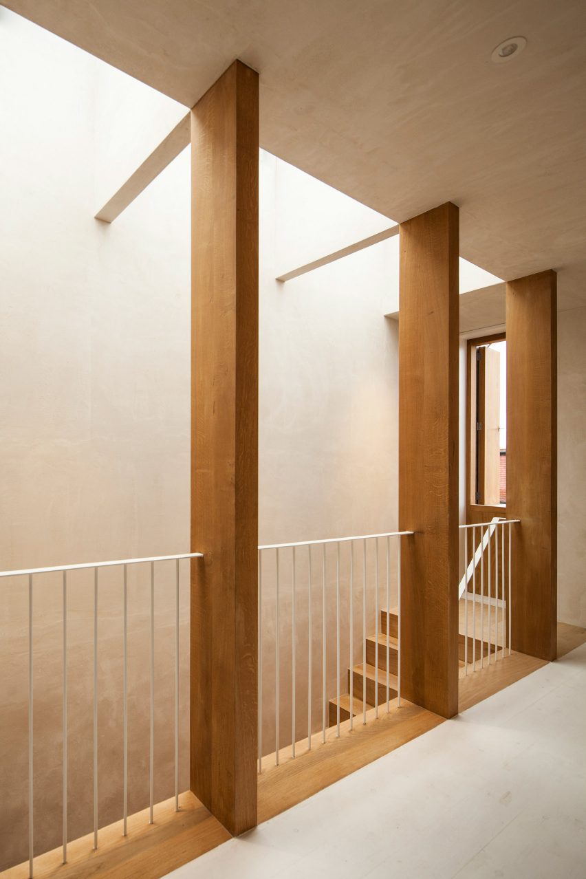 Interior of Hempcrete Mewshouse by Cathie Curran