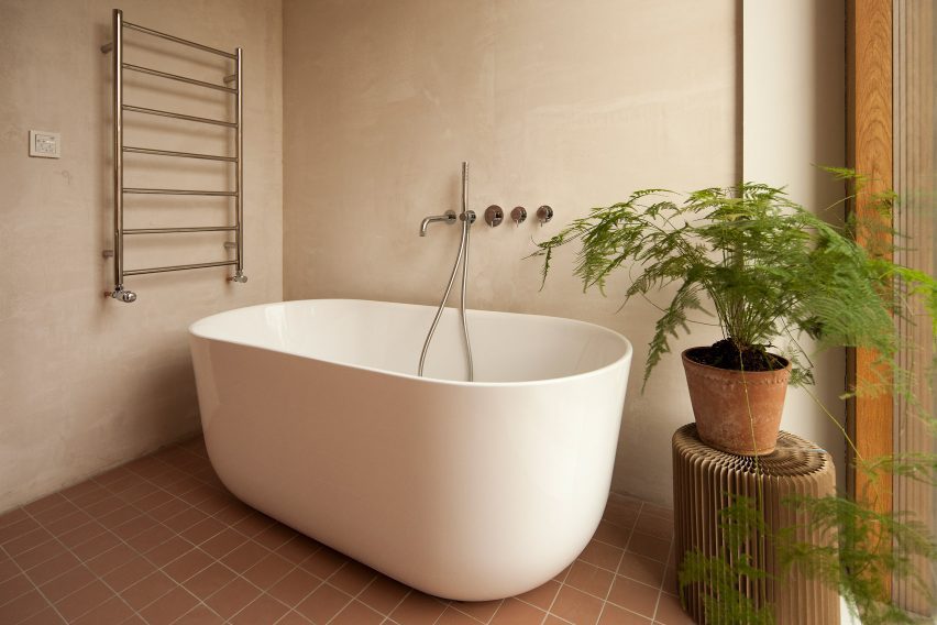 Interior of Hempcrete Mewshouse by Cathie Curran