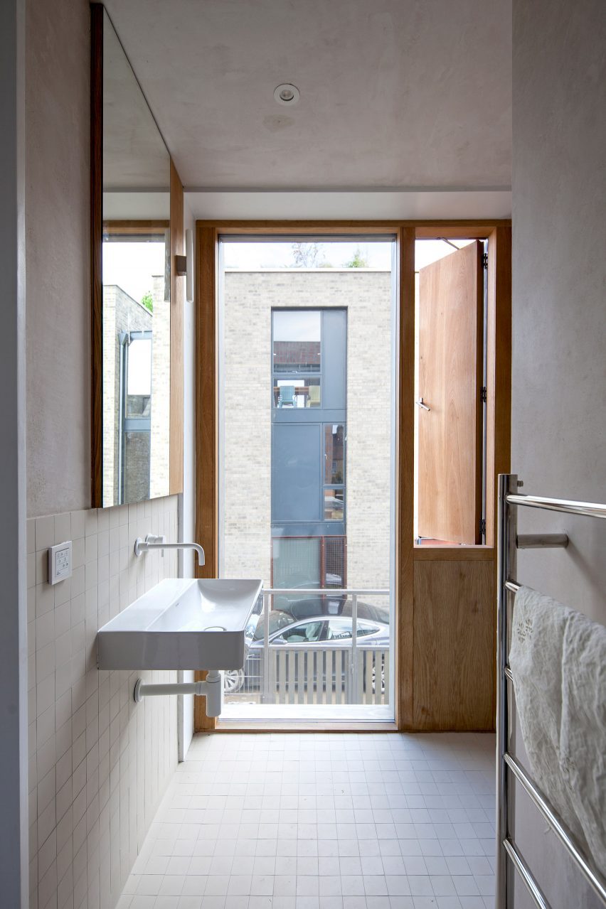 Interior of Hempcrete Mewshouse by Cathie Curran