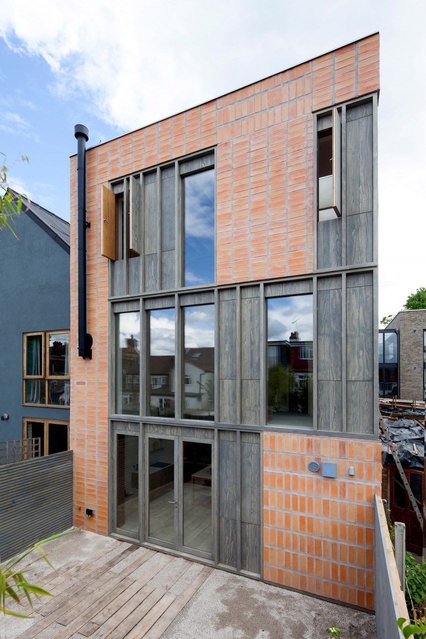 Exterior of Hempcrete Mewshouse by Cathie Curran