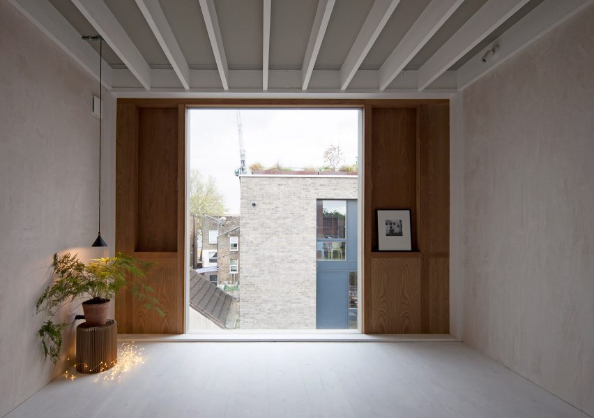 Interior of Hempcrete Mewshouse by Cathie Curran