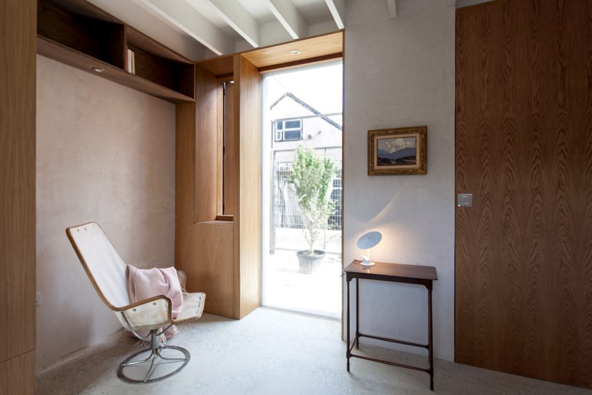 Interior of Hempcrete Mewshouse by Cathie Curran