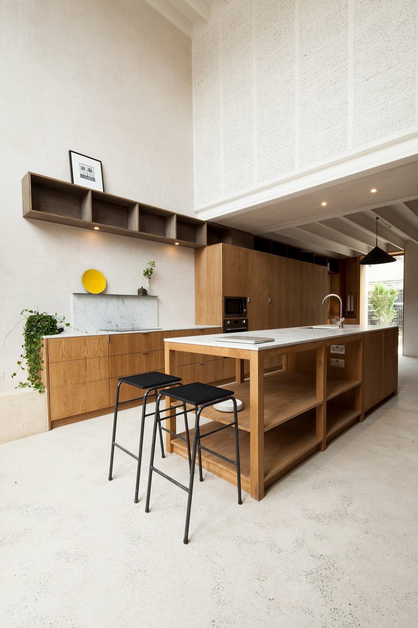 Interior of Hempcrete Mewshouse by Cathie Curran