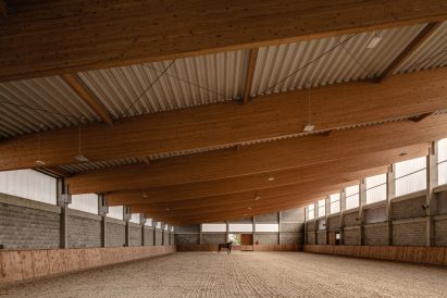 Training hall of Horse House by Wiercinski Studio