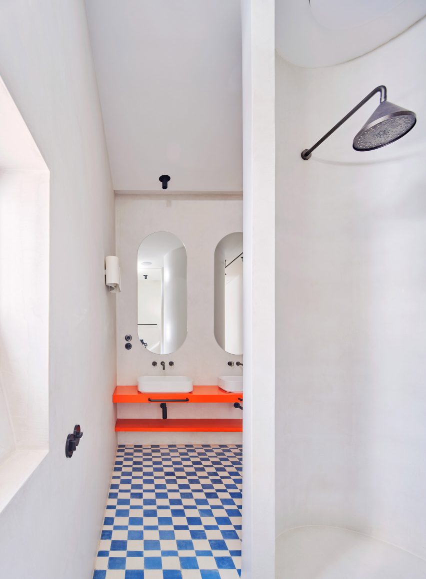 Bathroom with orange counter and chequered tiles in JJ16 apartment by Lucas y Hernández-Gil