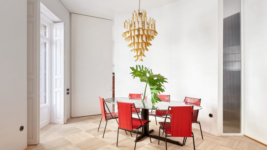 Dining table and curved wall in JJ16 apartment by Lucas y Hernández-Gil