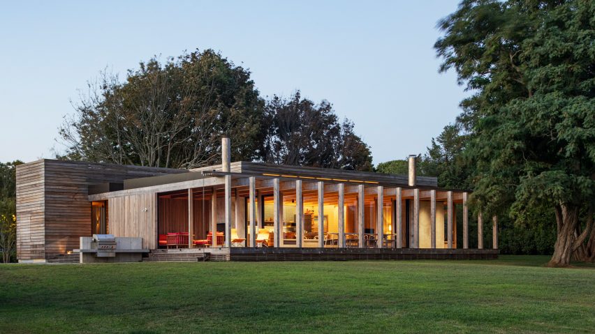 KoningEizenberg lines secluded island house with expressive columns