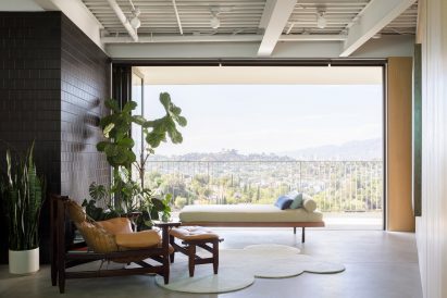 Living area of Californian cantilevering house