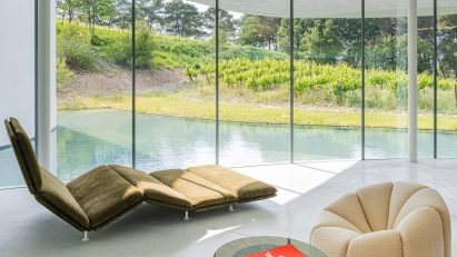Déclive chaise longue and Alpha Club Chair in Pierre Paulin exhibition in the Oscar Niemeyer Auditorium at Château La Coste