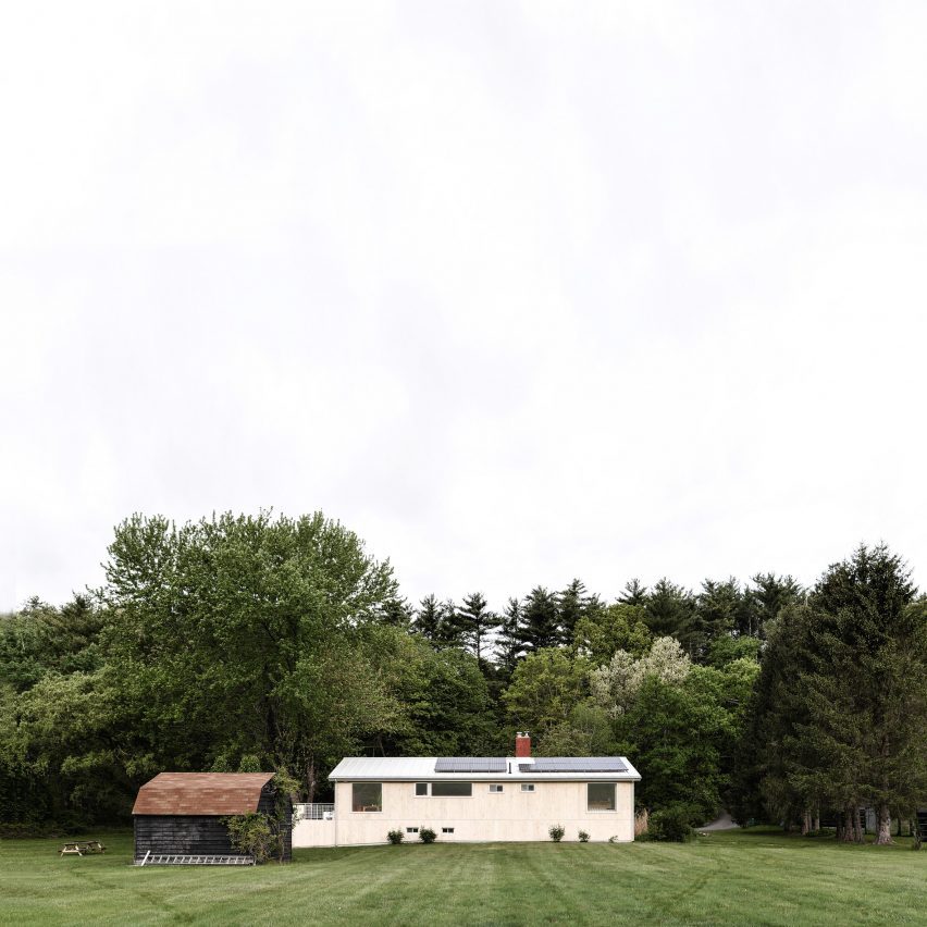 Wood-clad ranch house in New York by Ballman Khapalova