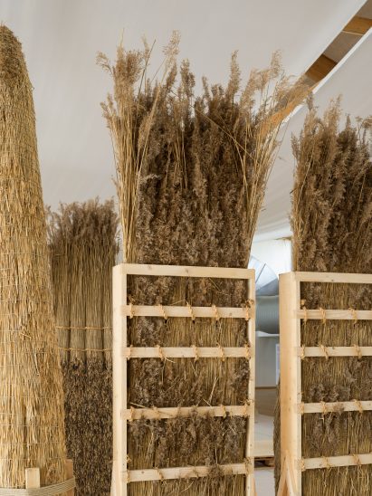 Straw: Unfolding the Will of the Material – The Burnt and Bundled