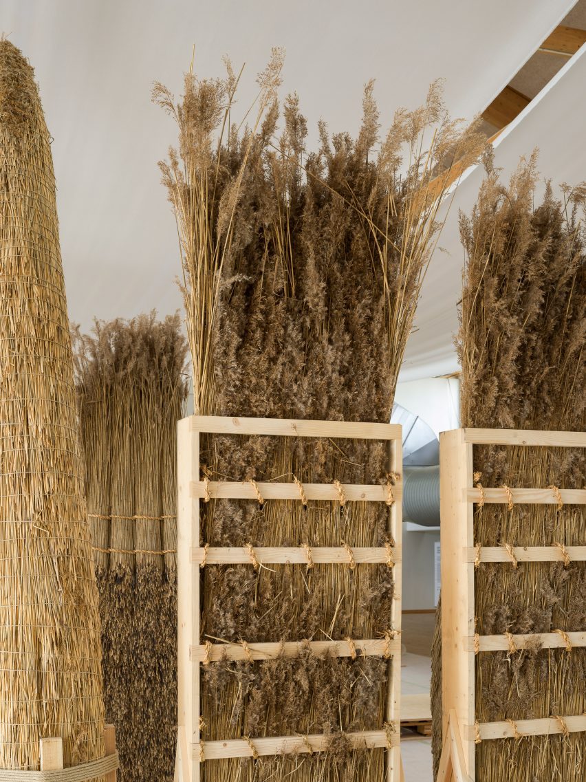 Straw: Unfolding the Will of the Material – The Burnt and Bundled