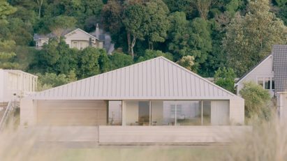 Minimalist dwelling on New Zealand coast