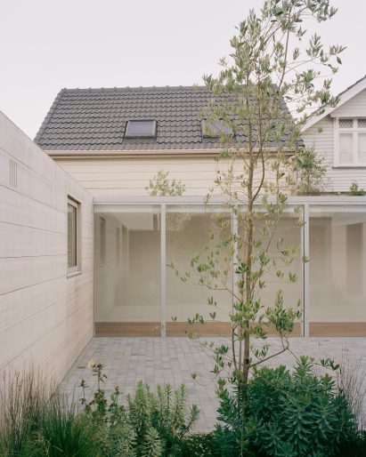 Courtyard of New Zealand house by Seear-Budd Ross