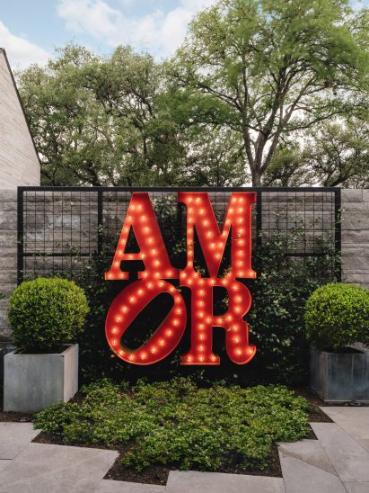 Neon "AMOR" signage